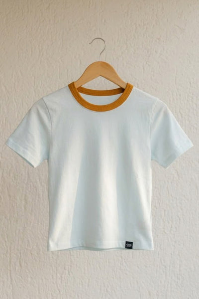 BABY TEE - CELESTE CUELLO MOSTAZA