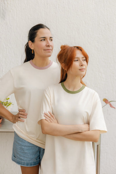 BOXY TEE - CREMA CUELLO ROSA