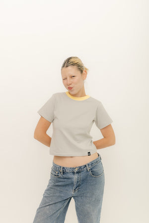 BABY TEE - GRIS CUELLO AMARILLA