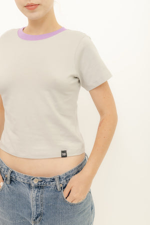 BABY TEE - GRIS CUELLO LILA