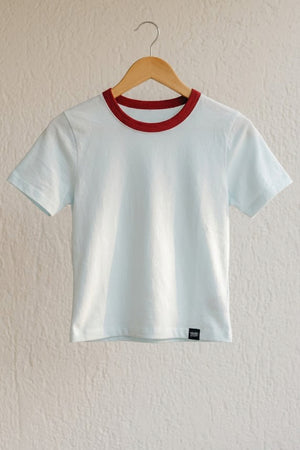 BABY TEE - CELESTE CUELLO ROJO