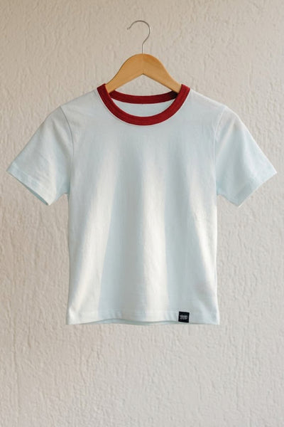 BABY TEE - CELESTE CUELLO ROJO