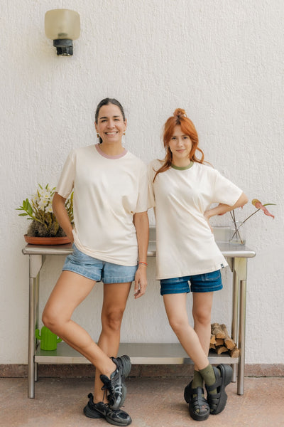 BOXY TEE - CREMA CUELLO ROSA