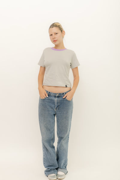 BABY TEE - GRIS CUELLO LILA