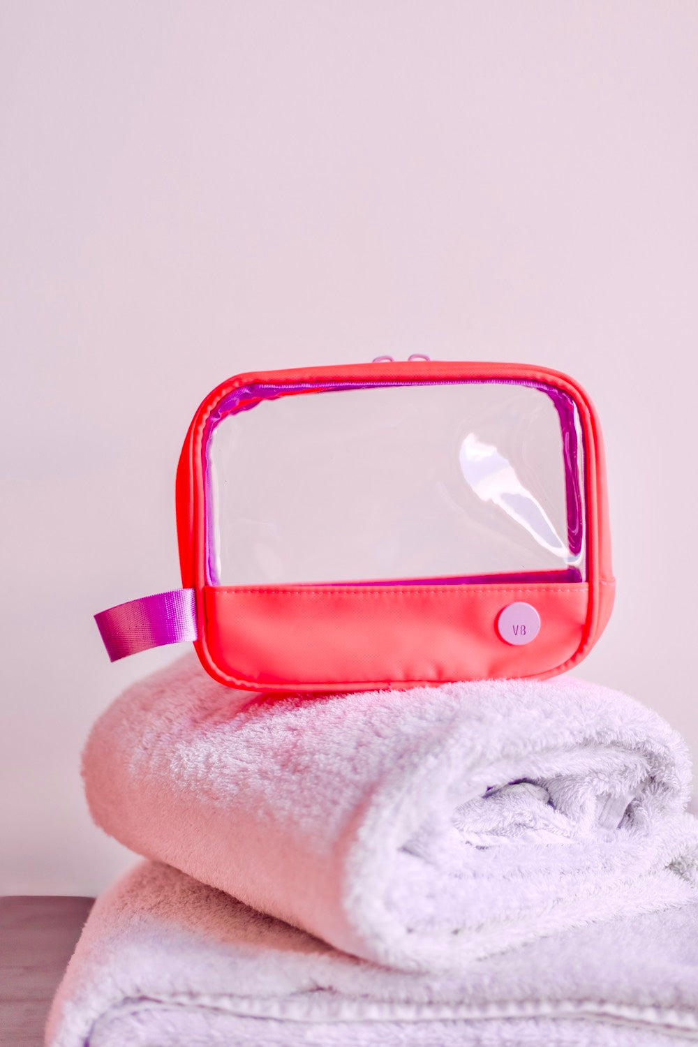 ESTUCHE TRANSPARENTE PEQUEÑO - FRESA NEÓN