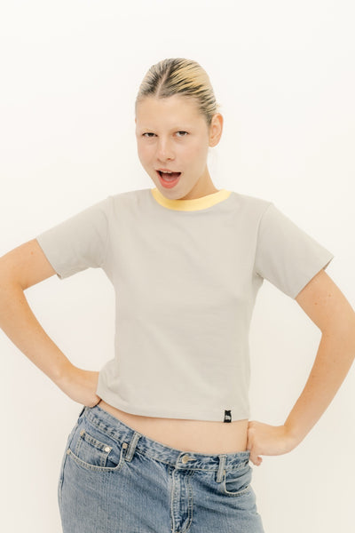 BABY TEE - GRIS CUELLO AMARILLA