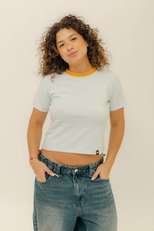 BABY TEE - CELESTE CUELLO MOSTAZA