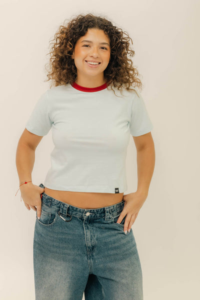 BABY TEE - CELESTE CUELLO ROJO