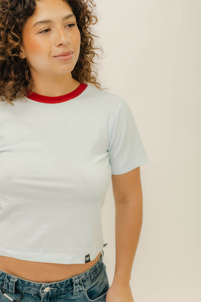 BABY TEE - CELESTE CUELLO ROJO