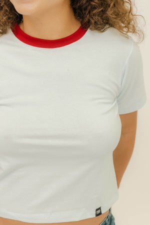 BABY TEE - CELESTE CUELLO ROJO