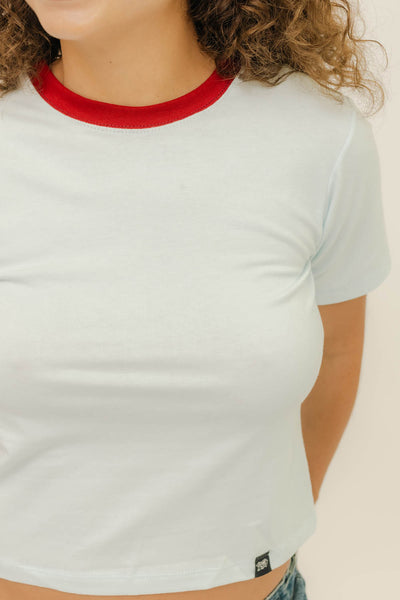 BABY TEE - CELESTE CUELLO ROJO