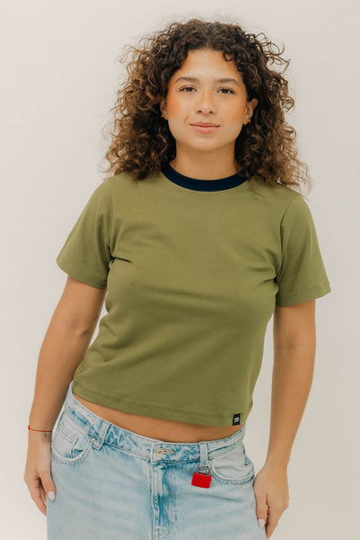 BABY TEE - OLIVA CUELLO AZUL