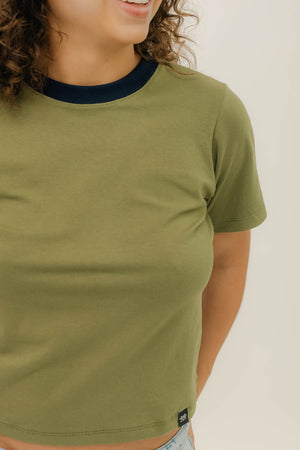 BABY TEE - OLIVA CUELLO AZUL