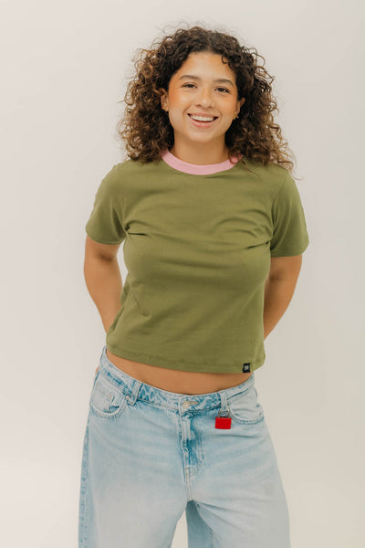 BABY TEE - OLIVA CUELLO ROSA