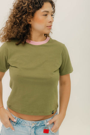 BABY TEE - OLIVA CUELLO ROSA