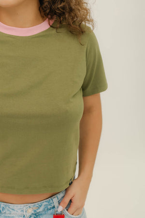 BABY TEE - OLIVA CUELLO ROSA