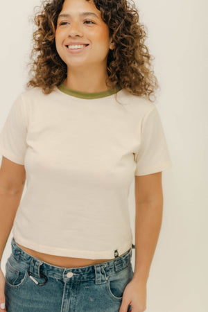 BABY TEE - CREMA CUELLO OLIVA