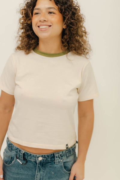 BABY TEE - CREMA CUELLO OLIVA