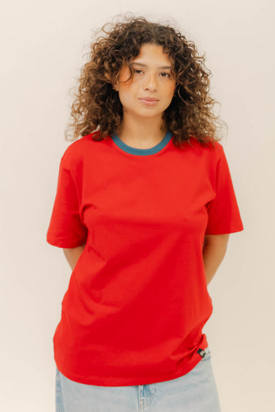 BOXY TEE - ROJA CUELLO AZUL