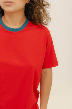 BOXY TEE - ROJA CUELLO AZUL