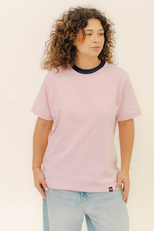 BOXY TEE - PINK CUELLO AZUL MARINO