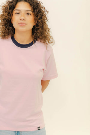 BOXY TEE - PINK CUELLO AZUL MARINO