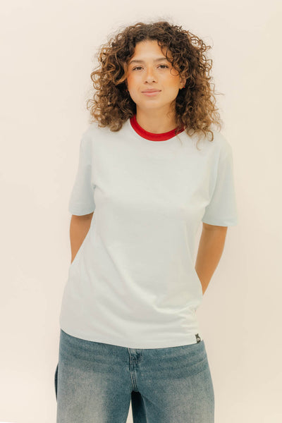 BOXY TEE - CELESTE CUELLO ROJO