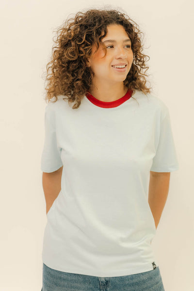 BOXY TEE - CELESTE CUELLO ROJO