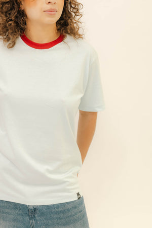 BOXY TEE - CELESTE CUELLO ROJO