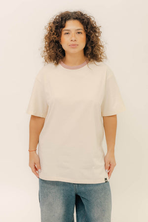 BOXY TEE - CREMA CUELLO ROSA