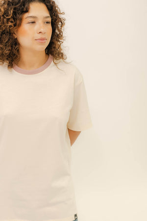 BOXY TEE - CREMA CUELLO ROSA