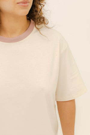 BOXY TEE - CREMA CUELLO ROSA